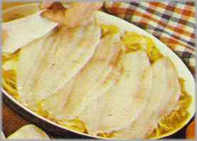 Limpiar los lenguados y lavarlos con agua fría. Colocarlos alineados en la fuente con la cebolla.