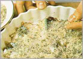 Preparar aparte un combinado con pan rallado, perejil y queso parmesano. Condimentar con sal y pimienta y poner la mitad sobre las sardinas.