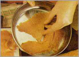 Untarlas con mantequilla derretida y después de tapar el recipiente, meterlo en el horno 10 minutos a 130 grados.