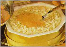 Preparar el arroz hirviéndolo "al dente". Ponerlo en una ensaladera de servir y colocar encima el salmón.