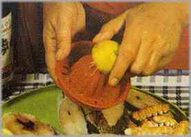 Lavar las rodajas de pescado, secarlas y regarlas con el zumo de un limón. Dejarlas reposar diez minutos y condimentarlas con sal y pimienta blanca.