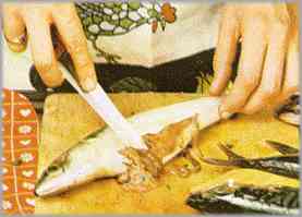 Limpiar las sardinas, y sacar las vísceras. Después rellenarlas como se indica en la receta.