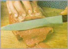 Cortar la ternera en filetes finos y alisarla con el mazo de la carne.