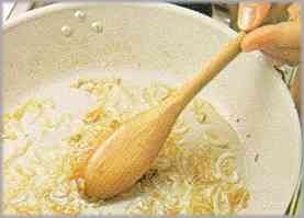 Hacer un sofrito de cebolla picada, aceite y un poco de mantequilla en una sartén grande.