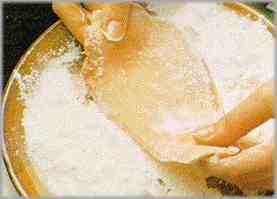 Salpimentar los filetes y rebozar en harina presionándolos con la mano.