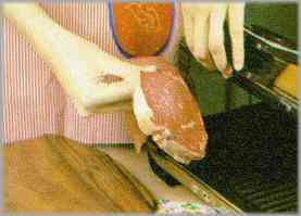 Untar la carne con aceite y dejarla hacer durante 10 minutos en la parrilla.