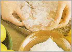 Salpimentar los escalopines y rebozarlos con harina, sacudiéndolos para que eliminen el exceso de la misma.