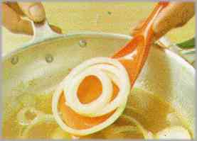 Pelar las cebollas y cortarlas en aros, incorporándolas a la sartén con los dos dientes de ajo, aplastados aún un tenedor para que proporcionen más sabor.