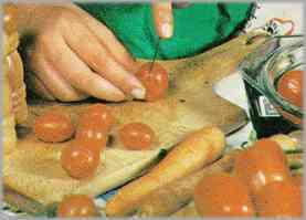 Limpiar, mientras tanto, los tomates, que serán pequeños y maduros. Ponerlos en una fuente para el horno, forrada con papel de aluminio. Añadir un poco de mantequilla y meter en el horno un cuarto de hora.