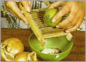 Añadir la piel rallada de un limón y remover todos los ingredientes para que se integren.