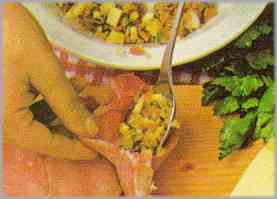 Después de espolvorear con sal y pimienta, rellenar con una cucharada del relleno.
