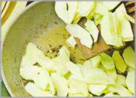 En otra sartén freír las manzanas troceadas y la mantequilla restante.