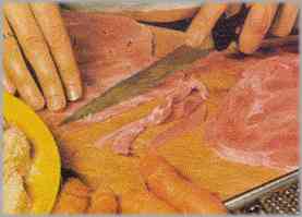 Cortar el jamón en tiras no más anchas de medio centímetro.