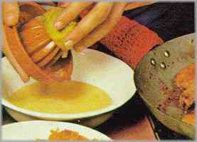 Preparar una salsa mahonesa. Agregar la nata y verterlo sobre las chuletas.