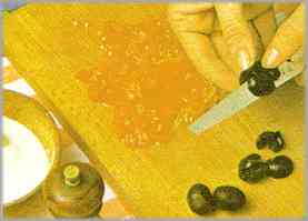Añadir los tomates pelados y troceados, las aceitunas negras troceadas y el ajo, triturado. Dejar que todos los ingredientes se combinen con la salsa.