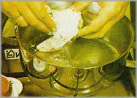 Derretir la mantequilla y añadir los trozos de pollo, dejando que se doren.