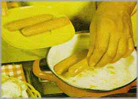 Poner las salchichas en la cacerola con el caldo antes de apartarlo y dejar que se calienten y doren.