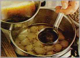 Dejar hervir hasta que los líquidos estén casi evaporados y entonces reemplazarlos con el jugo del pollo.