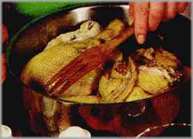 Poner el pollo en una cacerola en la que ya se habrá calentado el aceite. Dejarlo dorar 10 minutos.