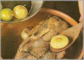 Mientras, cocer las cebollitas con agua y sal y pasarlas junto con la gallina.