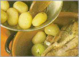 Añadir las patatas que previamente se habrán dorado con un poco de mantequilla y aceite.