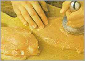 Quitar las partes grasas y los nervios de los filetes de pavo. Alisarlos con un mazo de la carne.
