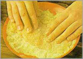 Rebozar ahora los filetes en pan rallado, de tal forma que toda su superficie quede cubierta.