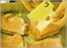 Meter en el horno hasta que el queso comience a derretirse. Entonces sacarla y llevar a la mesa inmediatamente.