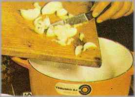 Pelar y triturar la cebolla. Dorarla con la mitad de la margarina, removiéndola.