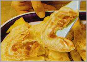 Colocar encima los medallones de pavo y la panceta antes frita y aún caliente.