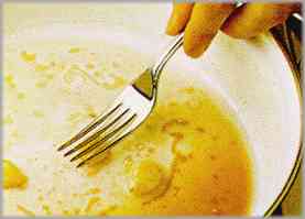 Añadir a la salsa de la carne los dientes de ajo que serán aplastados con un tenedor.
