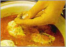 Cubrir la carne con lonchas de mozzarella, dejándolo hacer a fuego lento hasta que el queso esté bien fundido.