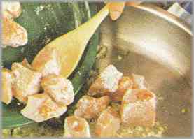 Cuando la cebolla cambie de color, poner los trozos de carne, rebozados en una mezcla de harina, pimentón y sal.