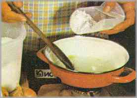 Derretir mantequilla añadir harina, caldo y las uvas pasas. Cocer durante 5 minutos, aproximadamente.