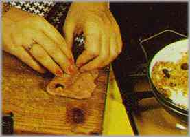 Envolverlos y ensartarlos de tres en tres en palillos de madera, separarlos por hojas de laurel y aros de cebolla. Hacer al horno 15 minutos.