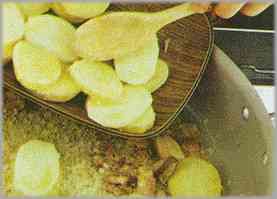 Añadir las patatas cortadas en rodajas y la cebolla triturada, dejándolas hacer durante 10 minutos, añadiendo un poco de perejil.
