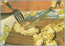 Hervir las mollejas, pelarlas y cortarlas en trocitos junto con los higaditos de pollo.