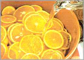 Añadir la mitad de las naranjas en agua y encender el fuego. Dejar calentar diez minutos.