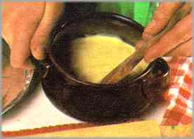 Preparar la crema mezclando las yemas de huevo, el azúcar, la fécula y la sal. Añadir la leche y dejar cocer a fuego lento hasta que la crema tome cuerpo.
