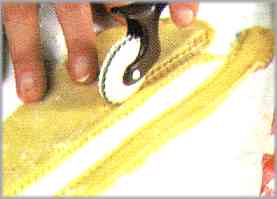Con el resto de la pasta cortar tiras longitudinales de un centímetro de ancho.