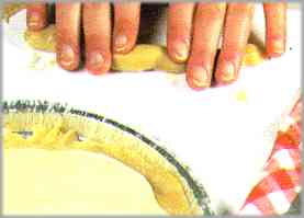 Enrollar las tiras con los dedos y colocarlas en los bordes del molde, de forma que rodeen toda la tarta.