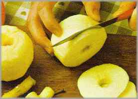 Limpiar las manzanas, pelarlas y eliminar los carozos. Cortarlas en rodajas.