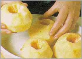 Poner las manzanas en una fuente con bordes altos, distanciadas las unas de las otras.