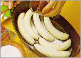 Poner en una sartén la mitad de la mantequilla y freír los plátanos. Pasados unos minutos, echar por encima el azúcar y el jerez. Dejar al fuego 5 minutos más.
