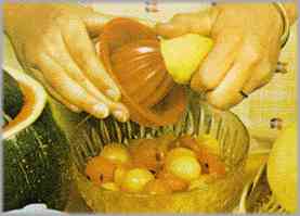 Poner todas en un recipiente no muy grande y regarlas con el zumo de las naranjas y el de un limón.
