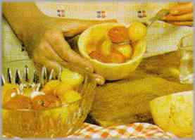 Sacar entonces de allí y rellenar la sandía y los melones con las bolas de fruta.