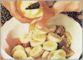 Pelar las manzanas y las peras, sacar los carozos respectivos y también trocear como anteriormente.