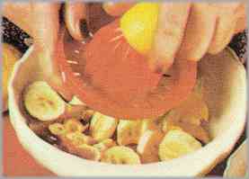 Regar todo con el zumo de dos limones, removiendo con una cuchara para que se empapen todos y cada uno de los trozos.