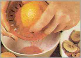 Combinar el zumo de dos naranjas con el azúcar restante y remover.