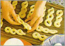 Cortar la pasta en forma de rizos. Dejarlos reposar cuatro horas y cocerlos después en el horno. Esperar a que se enfríen.